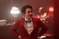 Netflixシリーズ「地獄に堕ちるわよ」より、細木数子の弟・久雄（演：細川岳）