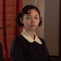 Netflixシリーズ「地獄に堕ちるわよ」より、細木数子の妹・細木幸子（演：金澤美穂）