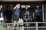 映画「黒牢城」撮影現場にて、監督の黒沢清（左）、十右衛門役のオダギリジョー（右）