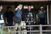 映画「黒牢城」撮影現場にて、監督の黒沢清（左）、十右衛門役のオダギリジョー（右）