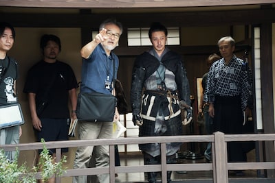 映画「黒牢城」撮影現場にて、監督の黒沢清（左）、十右衛門役のオダギリジョー（右）