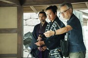 映画「黒牢城」撮影現場にて、荒木村重役の本木雅弘（左奥）、乾助三郎役の宮舘涼太（中央）、監督の黒沢清（右）