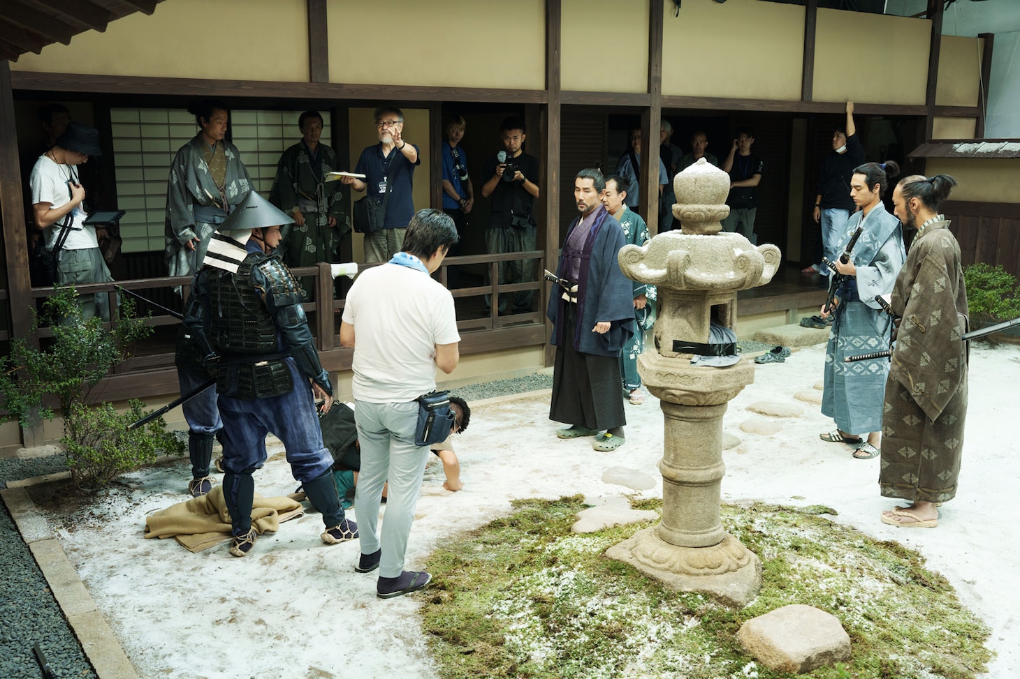 映画「黒牢城」撮影現場にて、有岡城の中庭シーン。中央に配置された春日灯籠は、劇中でも重要な存在となる