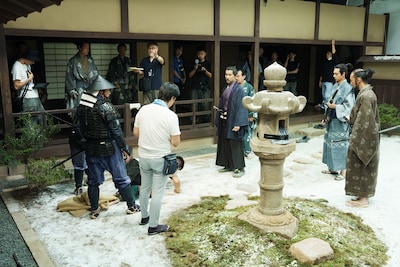 映画「黒牢城」撮影現場にて、有岡城の中庭シーン。中央に配置された春日灯籠は、劇中でも重要な存在となる