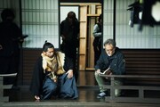 映画「黒牢城」撮影現場にて、荒木村重役の本木雅弘（左）、監督の黒沢清（右）