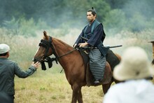 映画「黒牢城」撮影現場にて、荒木村重役の本木雅弘。監督の黒沢清と初めてタッグを組む