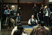 映画「黒牢城」撮影現場にて、監督の黒沢清（左）、荒木村重役の本木雅弘（右）