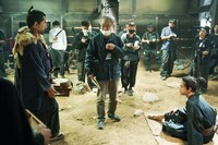 映画「黒牢城」撮影現場にて、荒木村重役の本木雅弘（左）、監督の黒沢清（中央）、黒田官兵衛役の菅田将暉（右）