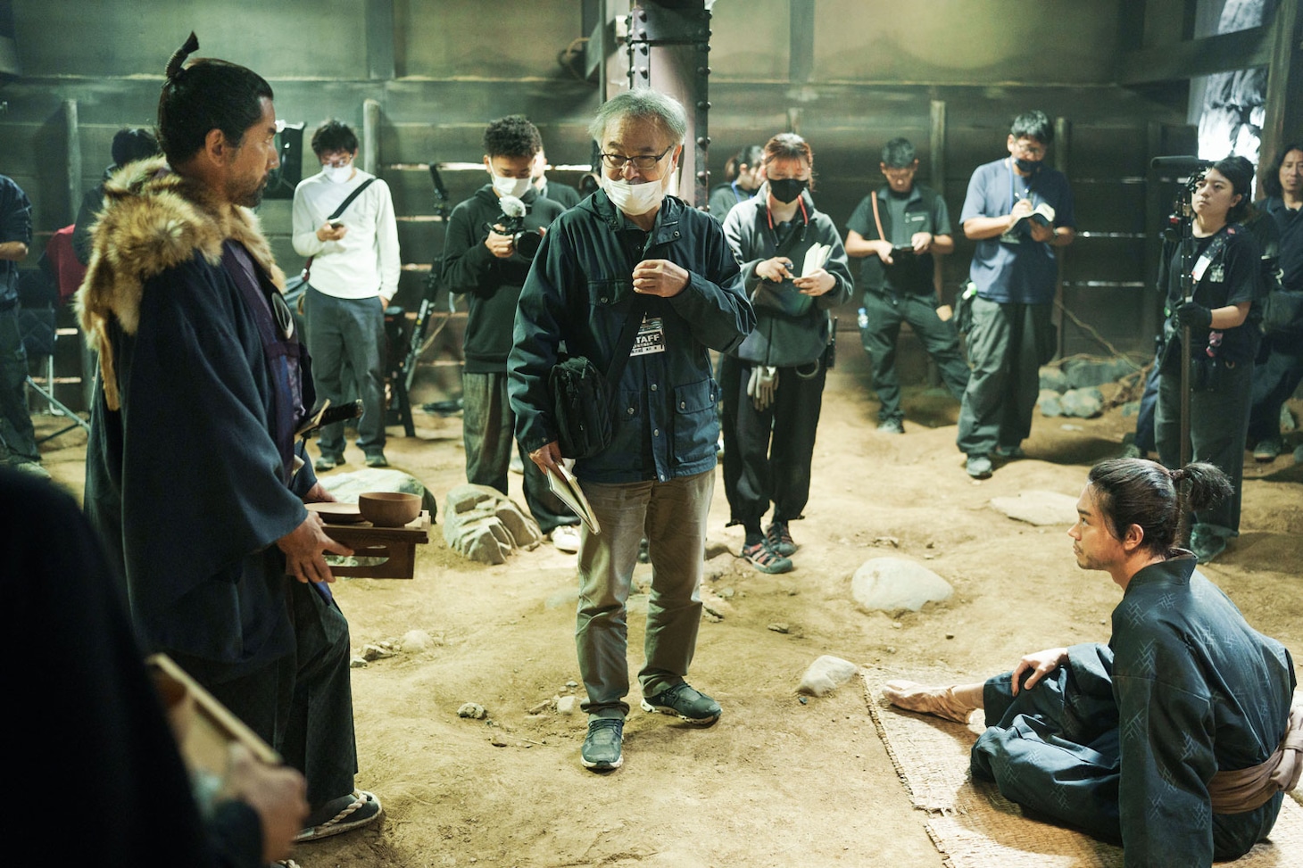 映画「黒牢城」撮影現場にて、荒木村重役の本木雅弘（左）、監督の黒沢清（中央）、黒田官兵衛役の菅田将暉（右）