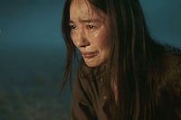 「シャオ・メイ／ローマ大決戦」新場面写真。悲しみに打ちひしがれ、涙を流す主人公シャオ・メイ（演：リウ・ヤーシー）