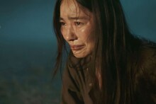 「シャオ・メイ／ローマ大決戦」新場面写真。悲しみに打ちひしがれ、涙を流す主人公シャオ・メイ（演：リウ・ヤーシー）