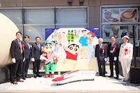 「映画クレヨンしんちゃん 奇々怪々！オラの妖怪バケ～ション」の舞台・秋田県のJR大曲駅で行われた観光フォトスポット除幕式の様子。野原しんのすけ（中央）も参加した