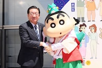 左から秋田県大仙市市長・老松博行、野原しんのすけ