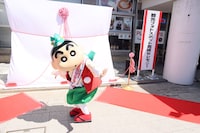 秋田・JR大曲駅の観光フォトスポット除幕式に参加した野原しんのすけ