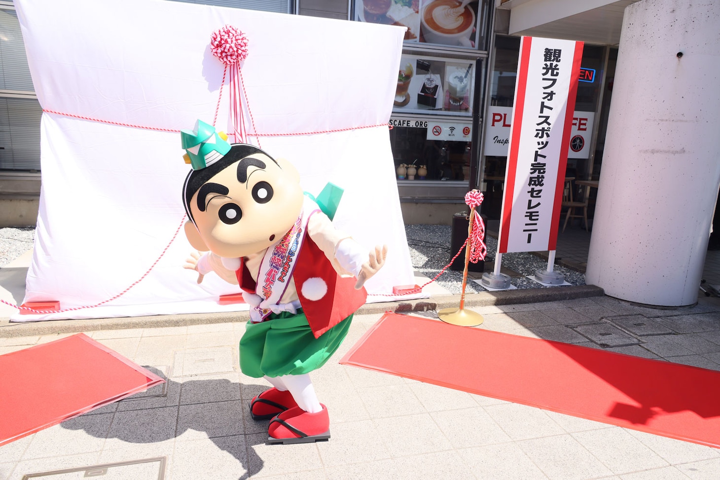 秋田・JR大曲駅の観光フォトスポット除幕式に参加した野原しんのすけ