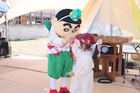 「映画クレヨンしんちゃん 奇々怪々！オラの妖怪バケ～ション」の舞台・秋田県の大仙市で地元の人々と交流する野原しんのすけ