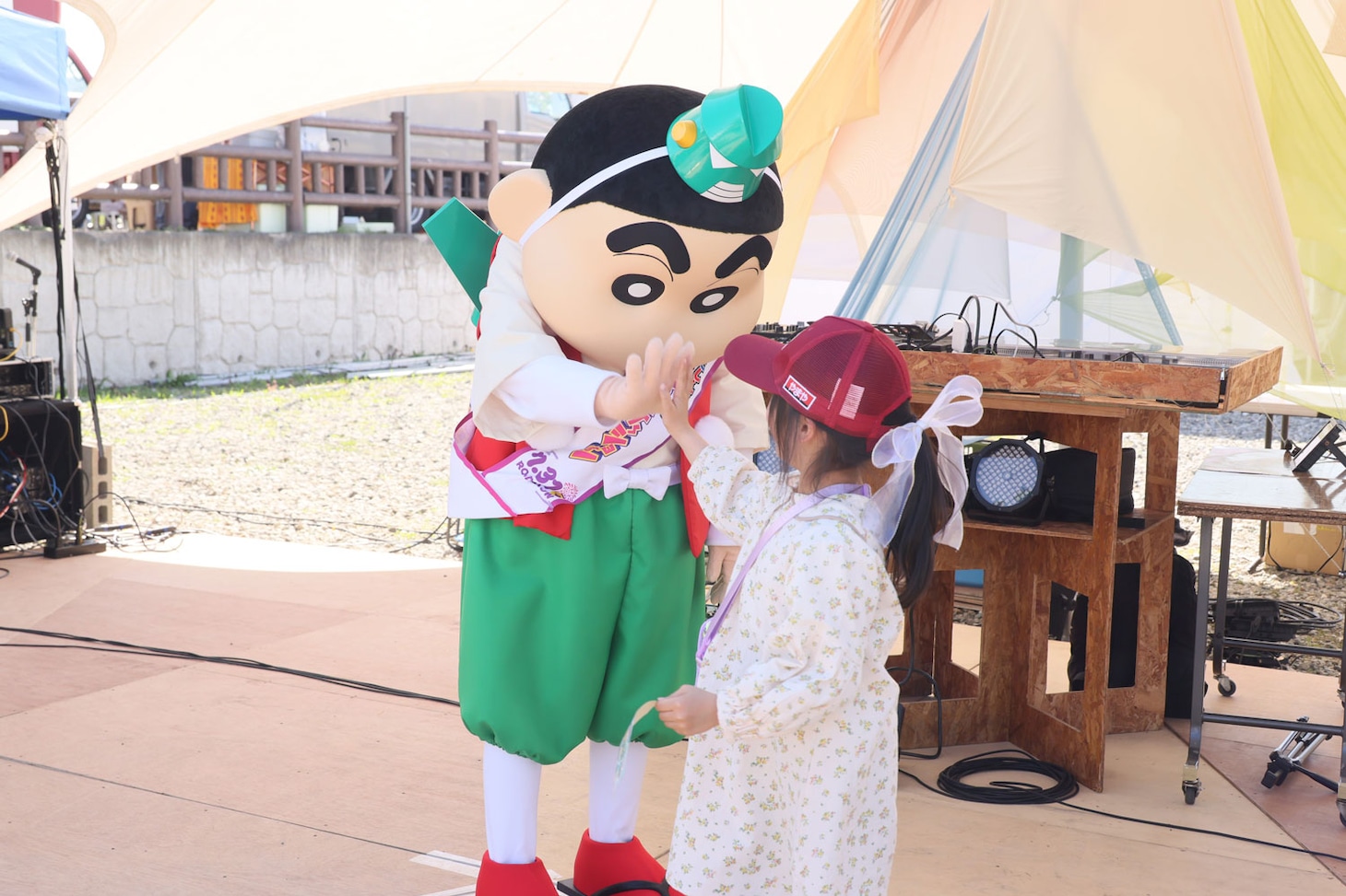 「映画クレヨンしんちゃん 奇々怪々！オラの妖怪バケ～ション」の舞台・秋田県の大仙市で地元の人々と交流する野原しんのすけ