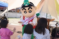 「映画クレヨンしんちゃん 奇々怪々！オラの妖怪バケ～ション」の舞台・秋田県の大仙市で地元の人々と交流する野原しんのすけ