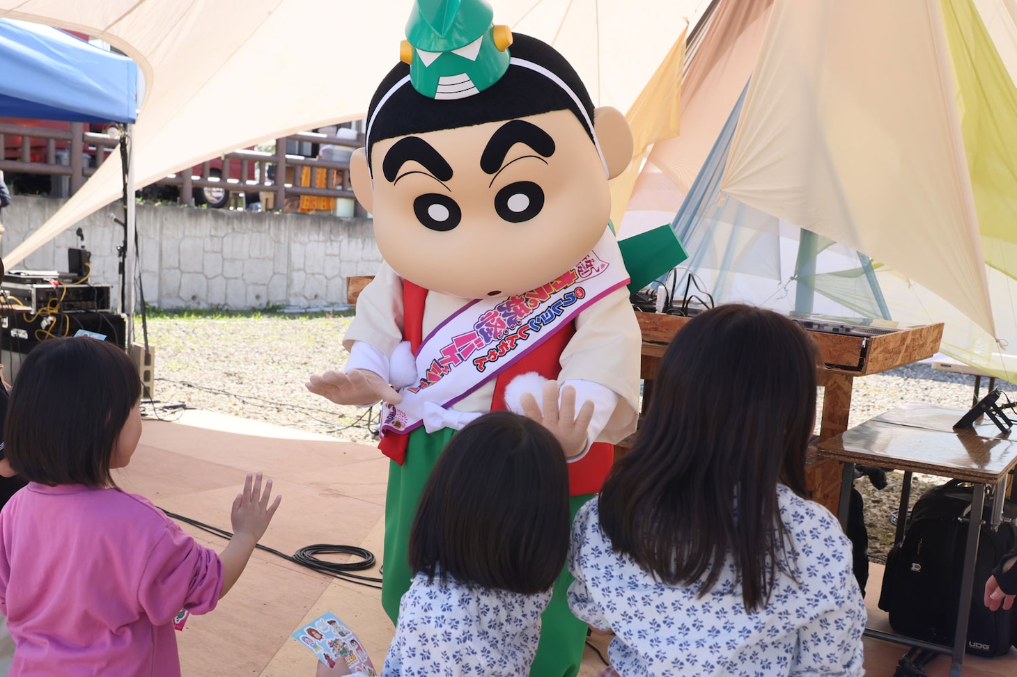 「映画クレヨンしんちゃん 奇々怪々！オラの妖怪バケ～ション」の舞台・秋田県の大仙市で地元の人々と交流する野原しんのすけ