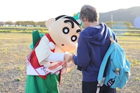 「映画クレヨンしんちゃん 奇々怪々！オラの妖怪バケ～ション」の舞台・秋田県の大仙市で地元の人々と交流する野原しんのすけ