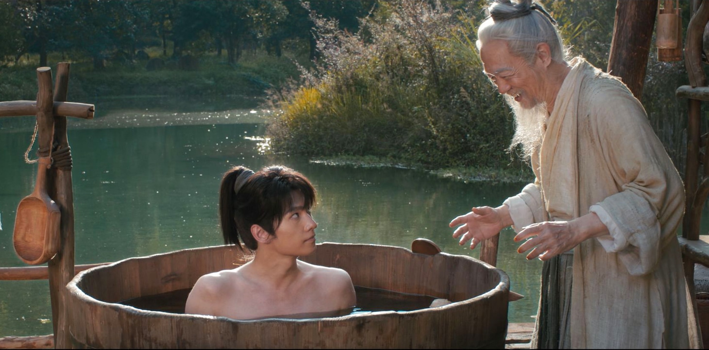 貧しい村に生まれた平凡な少年・韓立（左）。江湖の七玄門の入門試験に落第するも、彼を拾った墨先生は韓立の仙人になる資質を見抜く