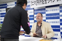 日本のファンと交流するジャン・レノ