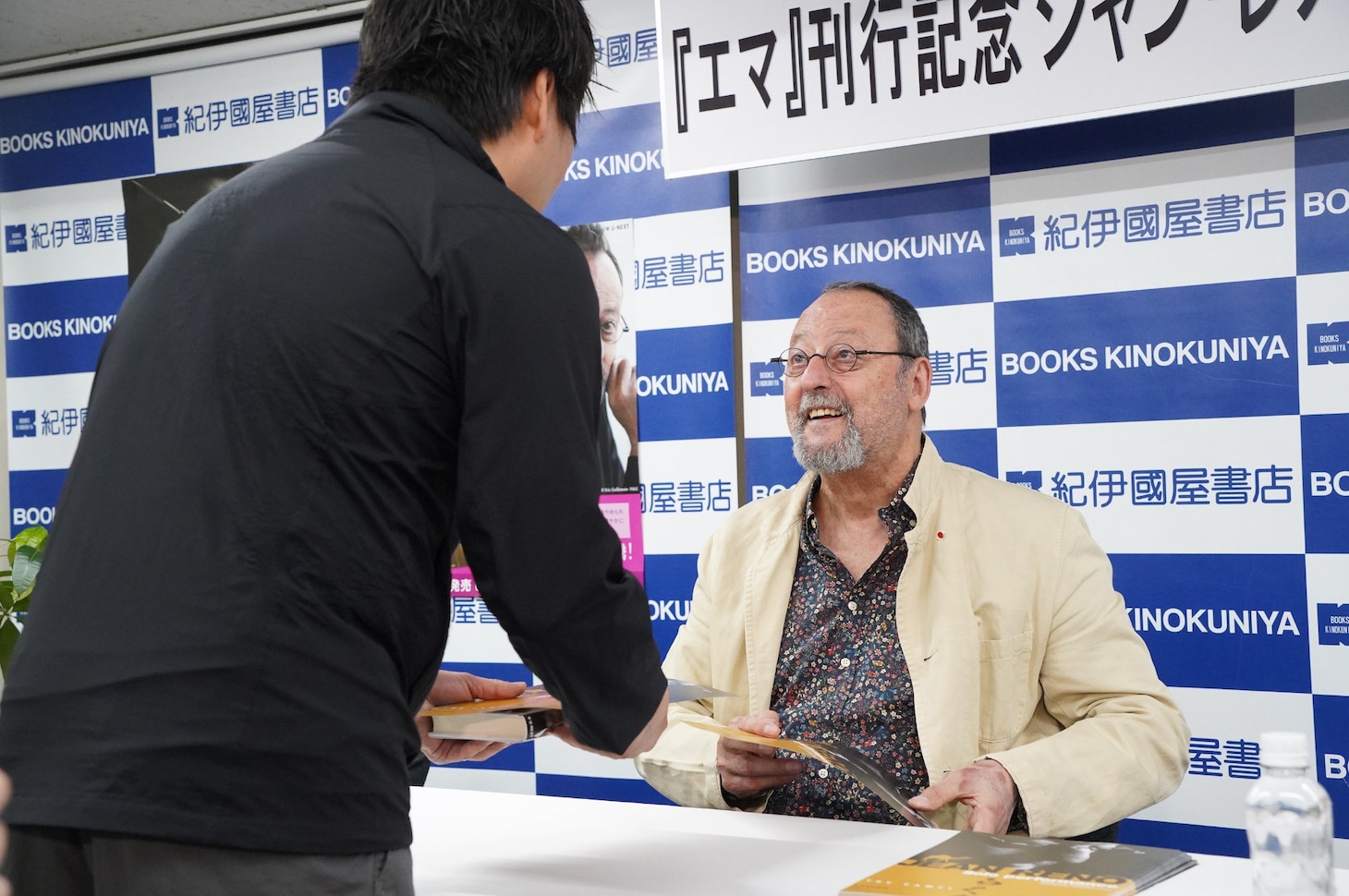 日本のファンと交流するジャン・レノ