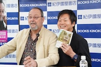 日本のファンとチェキを撮るジャン・レノ（左）