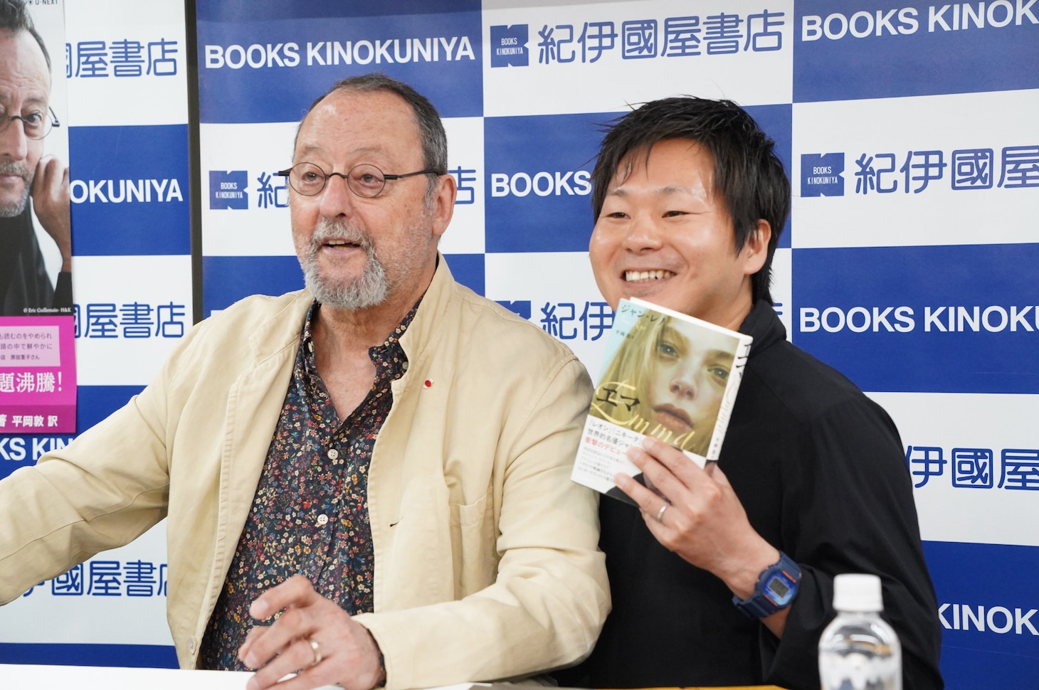 日本のファンとチェキを撮るジャン・レノ（左）