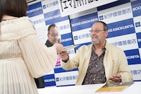 日本のファンと交流するジャン・レノ