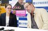通訳の声に耳を傾けるジャン・レノ（右）