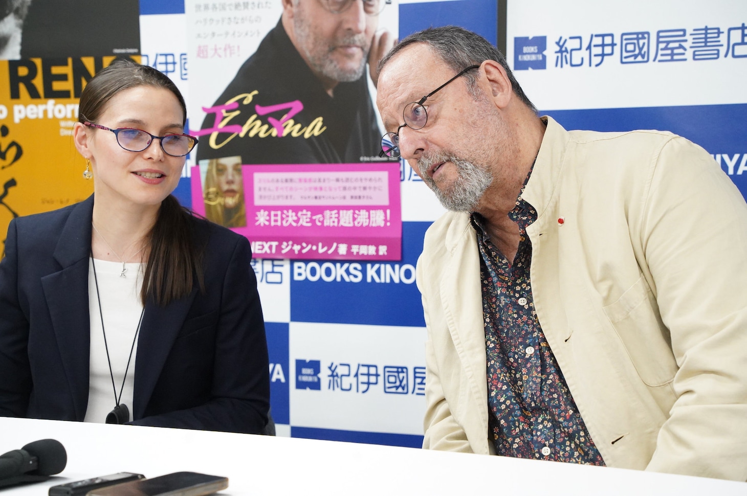 通訳の声に耳を傾けるジャン・レノ（右）