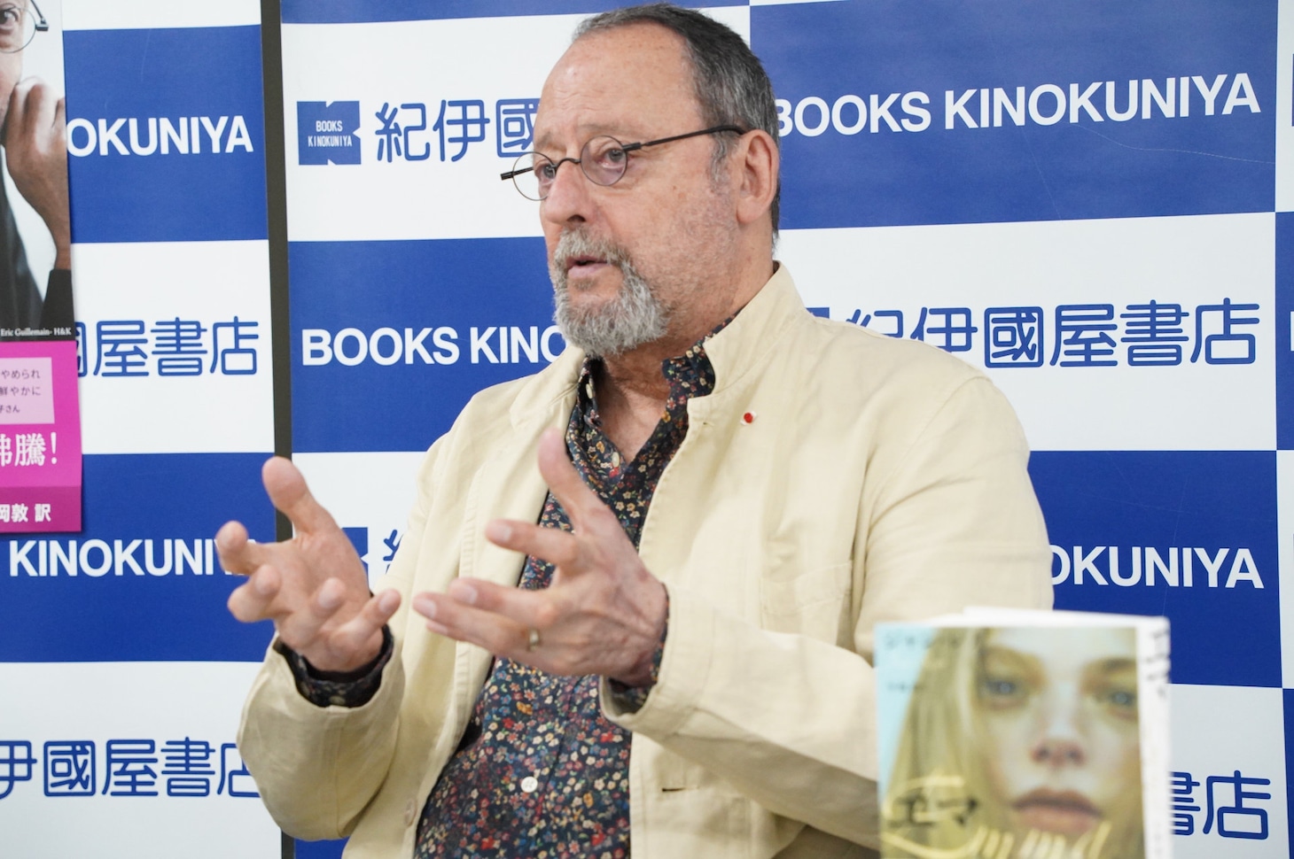 デビュー小説への思いを語るジャン・レノ