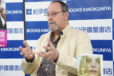 デビュー小説への思いを語るジャン・レノ