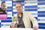 デビュー小説「エマ」のサインイベントに出席したジャン・レノ。日本への思いをふんだんに語った