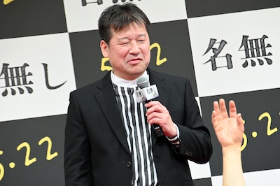 自身の原寸大の右手オブジェに戸惑う佐藤二朗