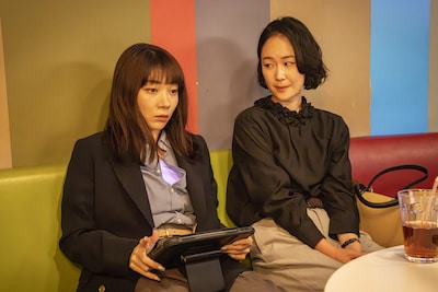 ドラマ「銀河の一票」第2話より、左から三浦透子演じる雨宮楓、黒木華演じる星野茉莉