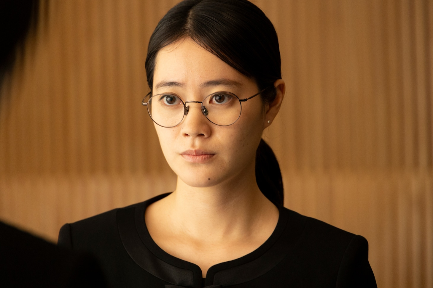 「遺愛」小川あん演じる松永杏里。姉とともに想像を絶する光景を目撃する