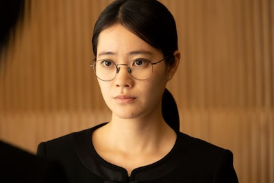 「遺愛」小川あん演じる松永杏里。姉とともに想像を絶する光景を目撃する