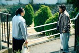 「四月の余白」場面写真。西健吾（左 / 演：一ノ瀬ワタル）に詰め寄る海斗の父（右 / 演：篠原篤）