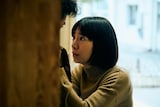 「四月の余白」場面写真。澤海斗の胸ぐらをつかむ草野冬子（演：夏帆）