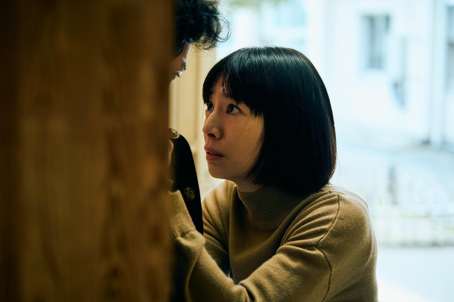 「四月の余白」場面写真。澤海斗の胸ぐらをつかむ草野冬子（演：夏帆）