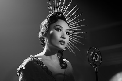 Prime Original「スパイダー・ノワール」場面写真。リー・ジュン・リー演じるキャット・ハーディ ©Aaron Epstein