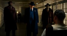 Prime Original「スパイダー・ノワール」場面写真。ブレンダン・グリーソン演じるフィン・“シルバーメイン”・バーン（中央） ©Amazon Content Services LLC