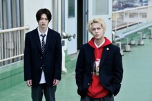 ドラマ「スピナーベイト」場面写真。左から清野隆弘（演：伊藤あさひ）、寺山大輝（演：奥野壮）