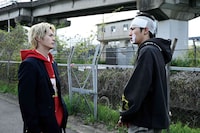 ドラマ「スピナーベイト」場面写真。左から寺山大輝（演：奥野壮）、玉城剛志（演：高橋侃）