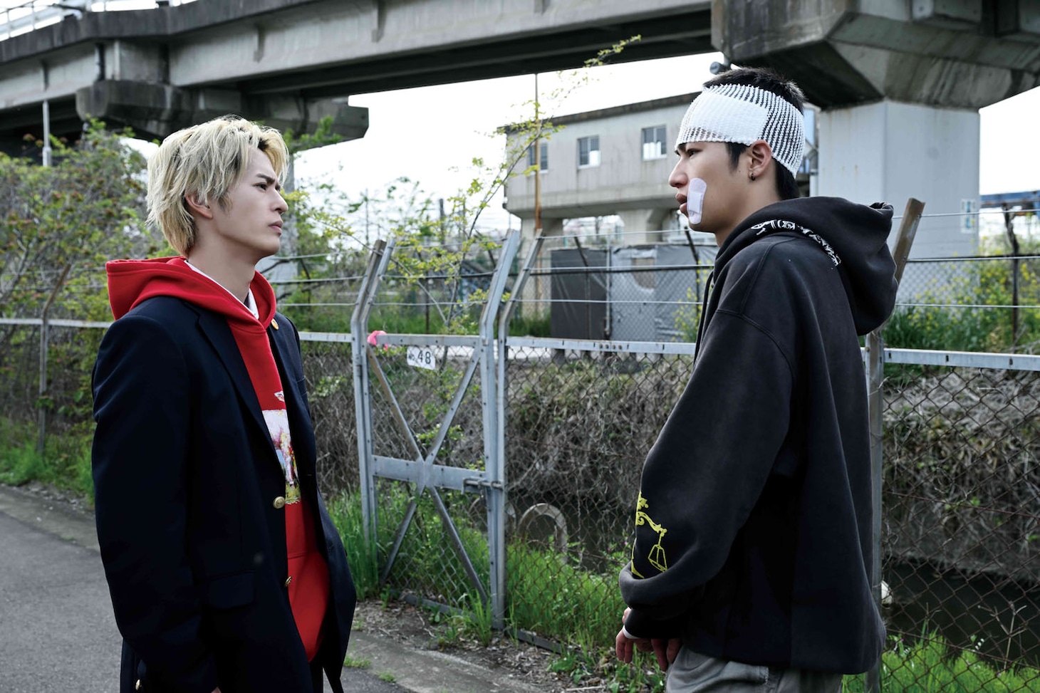 ドラマ「スピナーベイト」場面写真。左から寺山大輝（演：奥野壮）、玉城剛志（演：高橋侃）