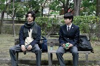 ドラマ「スピナーベイト」場面写真。左から高橋泰人（演：吉澤要人）、内新次郎（演：萩原護）