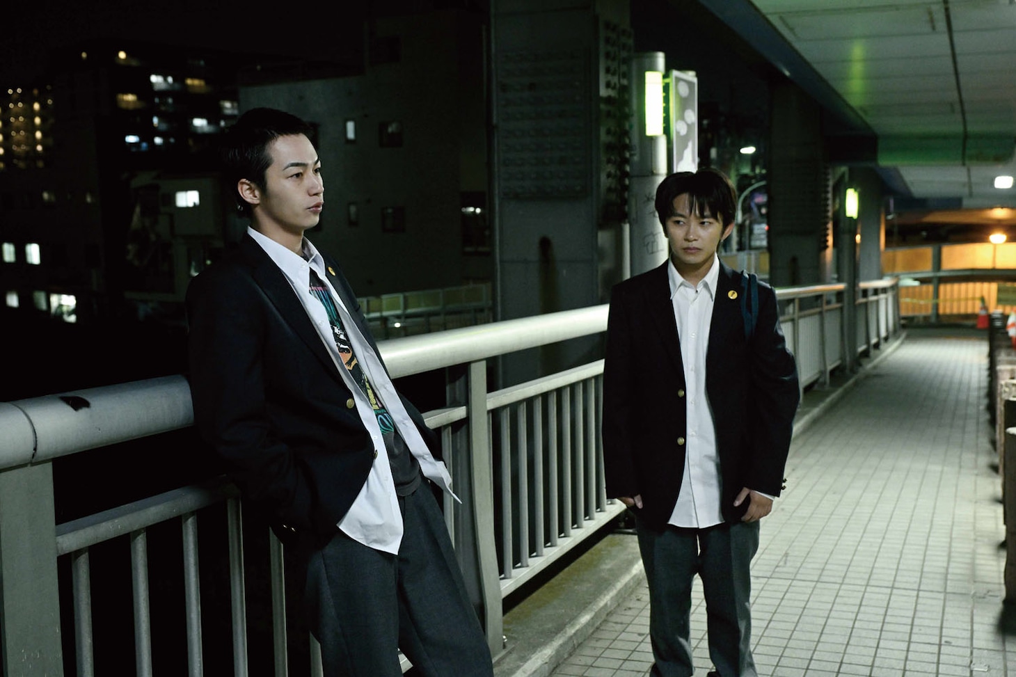 ドラマ「スピナーベイト」場面写真。左から玉城剛志（演：高橋侃）、三井宏太（演：加藤清史郎）