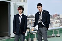 ドラマ「スピナーベイト」場面写真。左から火原蓮（演：桃児）、玉城剛志（演：高橋侃）